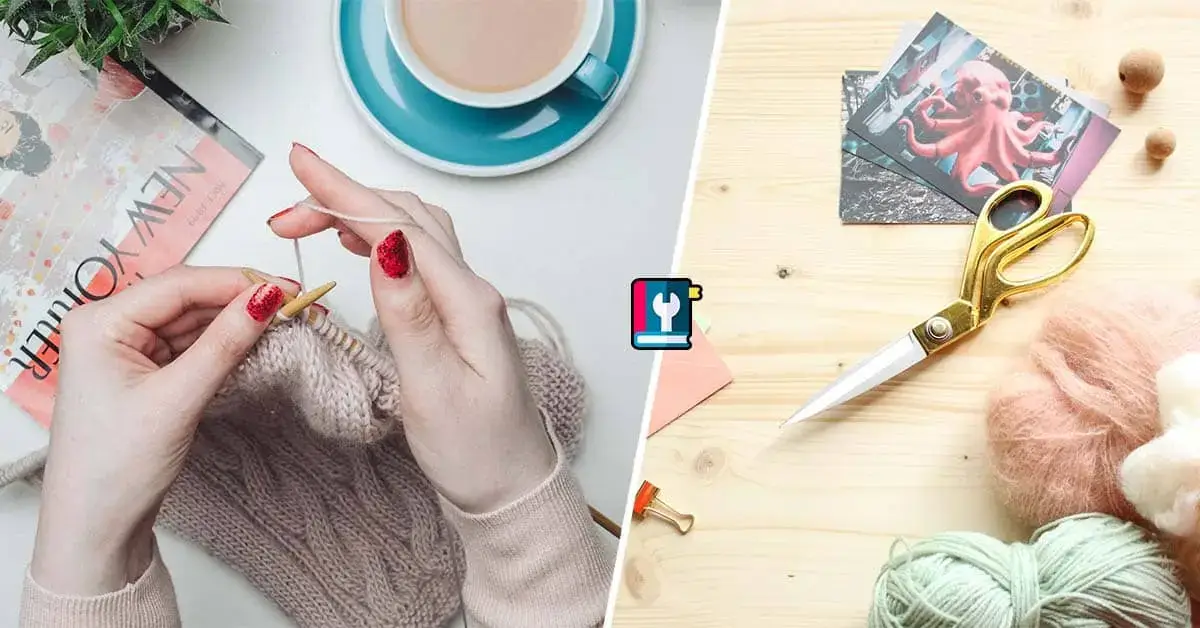 Composición dividida: a la izquierda, vista superior de unas manos tejiendo una prenda de lana rosada con agujas de madera junto a una taza de café; a la derecha, unas tijeras, ovillos de lana de colores y postales sobre un escritorio de madera.