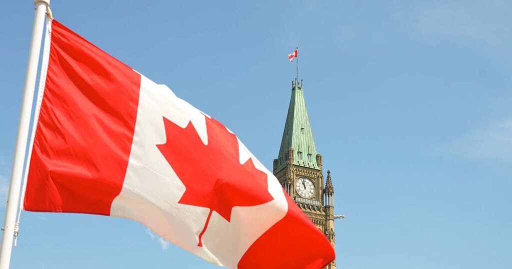 Bandera de Canadá en el cielo