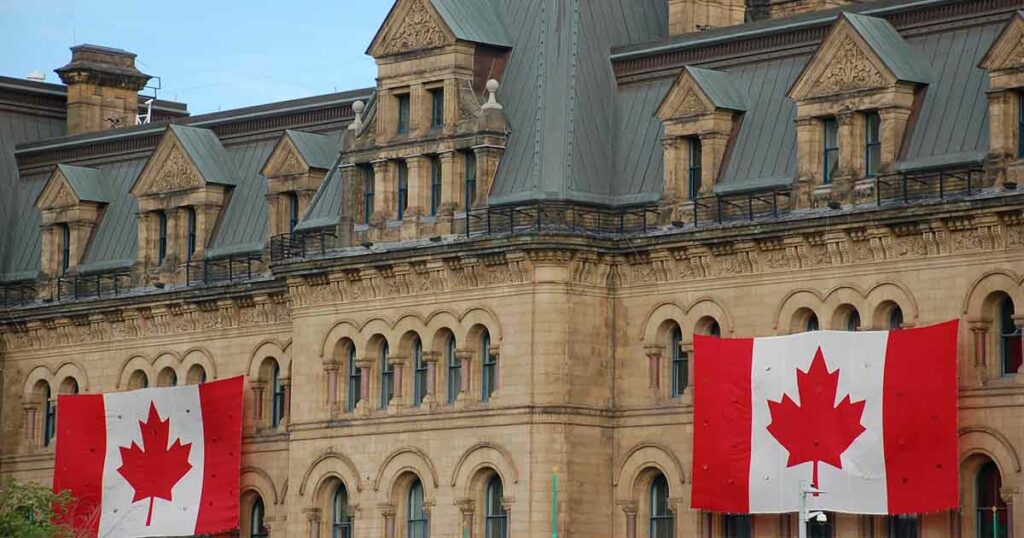 Universidad con banderas de Canadá