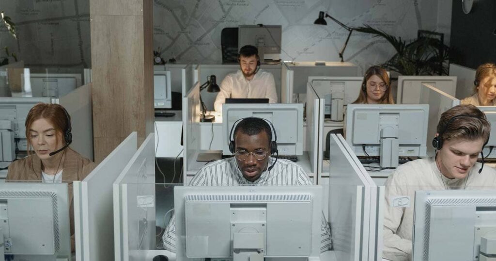 trabajadores de digitación online en una oficina de call center