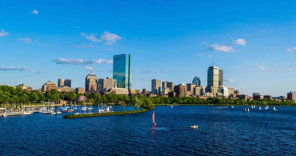 Ciudad de boston de día con sus enormes lagos
