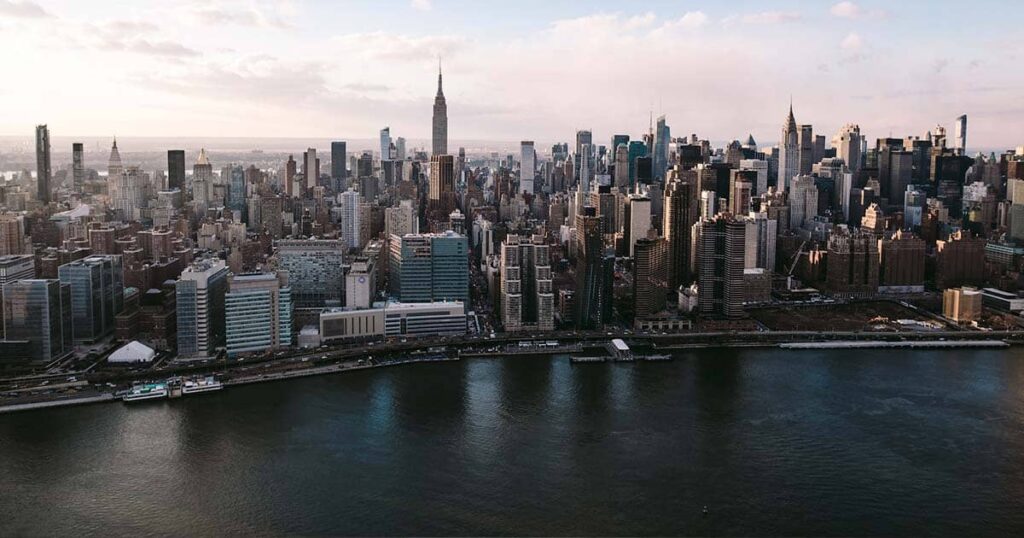 New york una ciudad de trabajo sin papeles para inmigrantes con sus enormes rascacielos