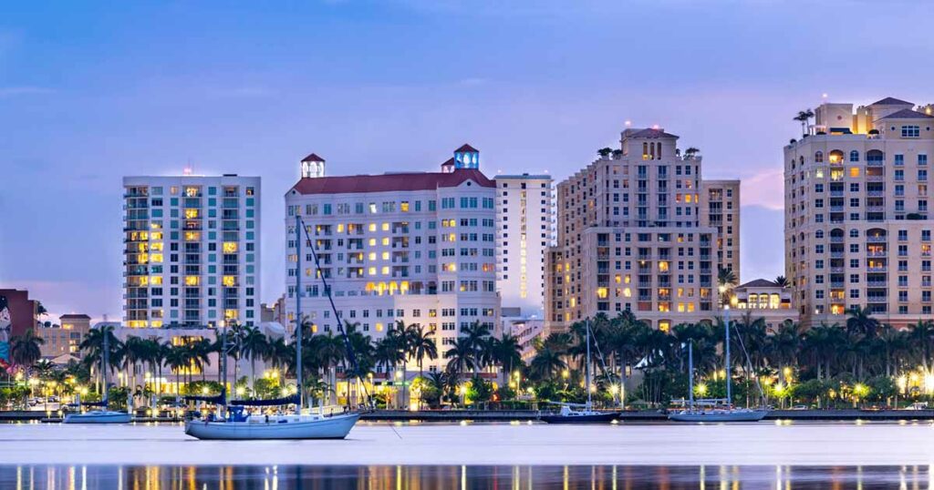Playa de West Palm Beach con sus enormes hoteles de fondo
