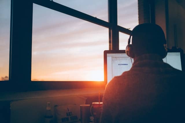 Hombre trabajando de forma freelancer desde casa con un lindo paisaje de fondo