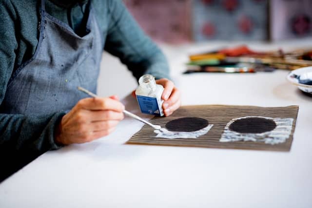 Una persona aprovechando su teletrabajo pintando en su casa
