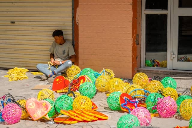 Un boliviano trabajando en sus artesanías desde su casa y su oficina